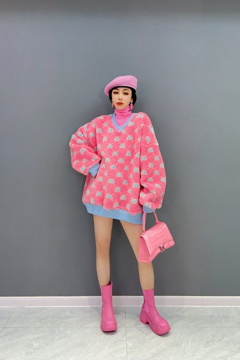 Jiang Dan Monroe European Station 2022 Winter New Korean Fashion Trend V-Neck Lambswool 상단 여성 의류의 나이 감소 LT0357