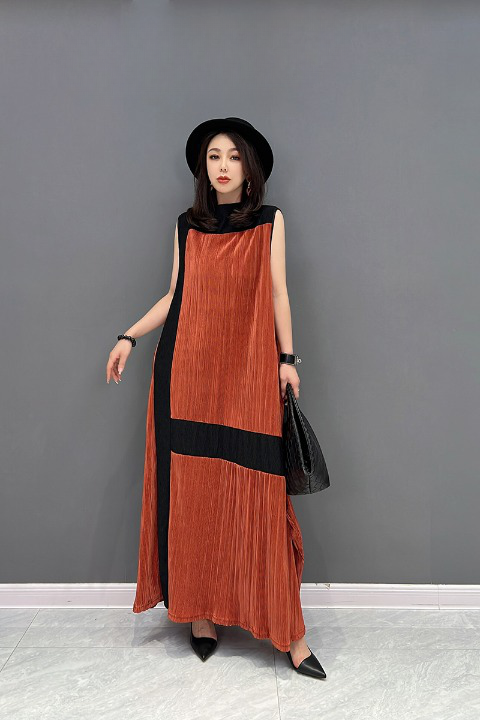 Sleeveless pleated dress, long length