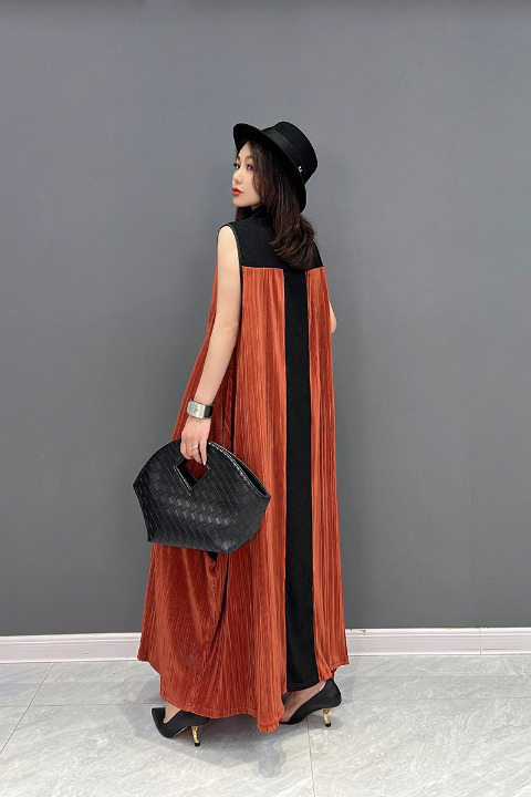 Sleeveless pleated dress, long length