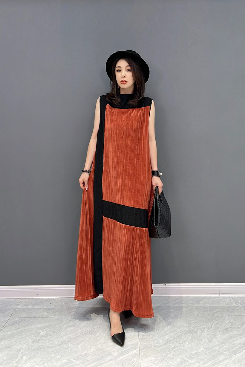 Sleeveless pleated dress, long length